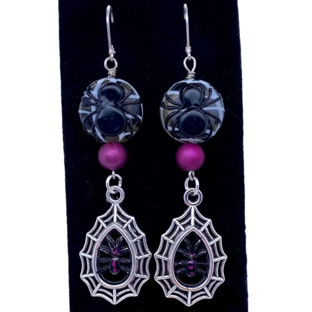 Spider With Spider Web Earrings - Picture 5 of 5